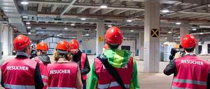 Manager, Experten und Berater sind am BER fast so schnell wieder weg wie diese Besucher, die über die Baustelle geführt werden.