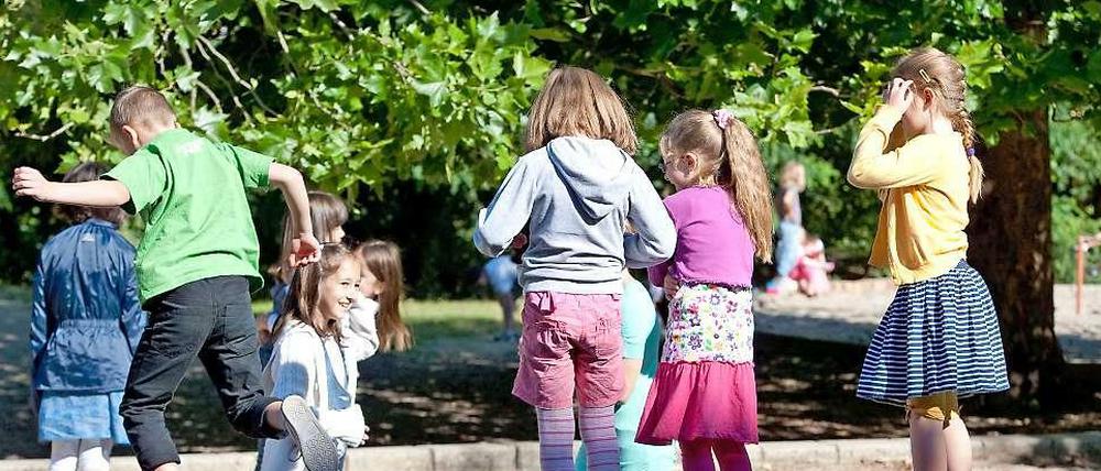 Kinder spielen auf einem Spielplatz.