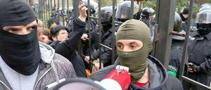Pro-russische Demonstranten in Charkiw. In mehreren großen Städten der Ost-Ukraine haben Demonstranten Regierungsgebäude besetzt. Die ukrainische Regierung in Kiew drohte ihnen am Mittwoch mit Gewalt. 