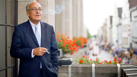 Berühmter Raucher. Herbert Napp (CDU), Bürgermeister von Neuss, aufgenommen beim Rauchen auf dem Balkon vor seinem Dienstzimmer im Rathaus in Neuss. Napp will sich das Rauchen nicht verbieten lassen.
