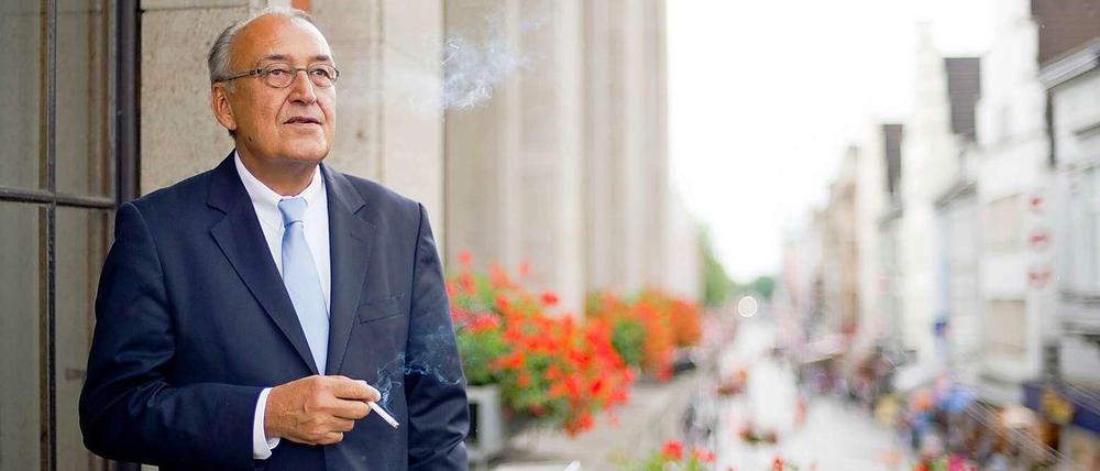 Berühmter Raucher. Herbert Napp (CDU), Bürgermeister von Neuss, aufgenommen beim Rauchen auf dem Balkon vor seinem Dienstzimmer im Rathaus in Neuss. Napp will sich das Rauchen nicht verbieten lassen.