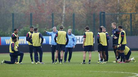 Roy Hodgson im Kreis seiner Nationalspieler.