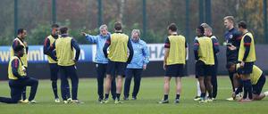 Roy Hodgson im Kreis seiner Nationalspieler.