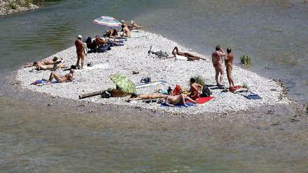 Badegäste am Isarstrand.