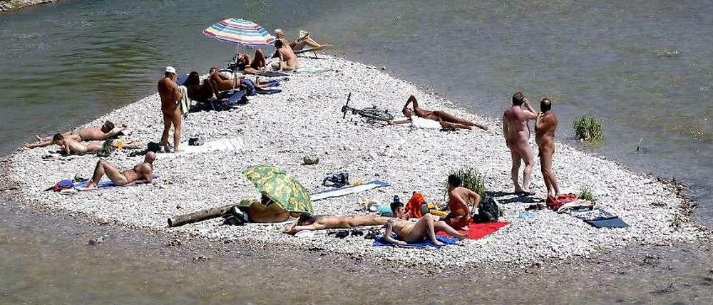 Badegäste am Isarstrand.