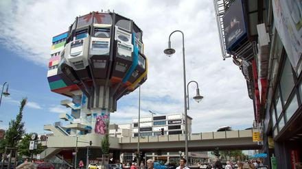 Schön bunt – und leider auch ganz schön leer. Der Steglitzer Bierpinsel an der Tiburtiusbrücke über der Schlossstraße. 