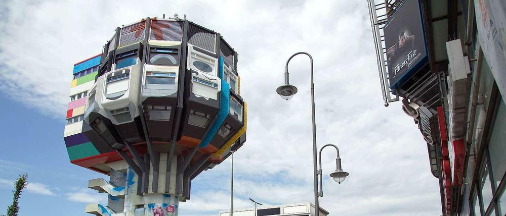 Schön bunt – und leider auch ganz schön leer. Der Steglitzer Bierpinsel an der Tiburtiusbrücke über der Schlossstraße.