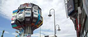 Schön bunt – und leider auch ganz schön leer. Der Steglitzer Bierpinsel an der Tiburtiusbrücke über der Schlossstraße. 
