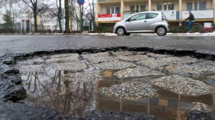 Die Reparatur von Berlins Straßen ist mittlerweile zur Aufgabe für Generationen geworden.