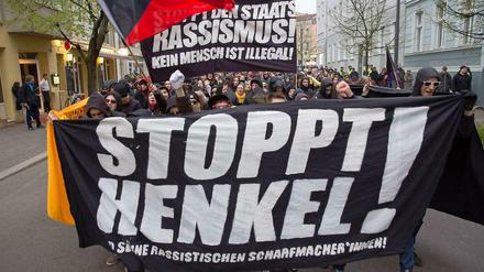 Demonstrativ. So machte sich der Protestzug auf den Weg, wurde aber weit vorm Wohnhaus des Senators gestoppt. 