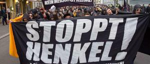 Demonstrativ. So machte sich der Protestzug auf den Weg, wurde aber weit vorm Wohnhaus des Senators gestoppt. 
