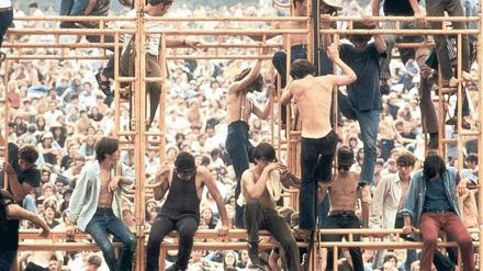 Momente des Glücks. Fans beim Woodstock-Festival 1969 in White Lake bei New York. Den weltweiten &lt;QA0&gt;„Summer of Love“ beleuchtet Karl Bruckmaier aus zahlreichen Perspektiven. 