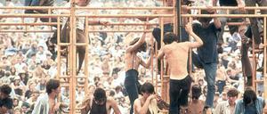 Momente des Glücks. Fans beim Woodstock-Festival 1969 in White Lake bei New York. Den weltweiten <QA0>„Summer of Love“ beleuchtet Karl Bruckmaier aus zahlreichen Perspektiven.