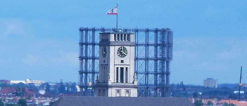 Turm im Häusermeer. Das Rathaus Schöneberg mit dem Gasometer im Hintergrund.