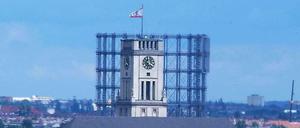 Turm im Häusermeer. Das Rathaus Schöneberg mit dem Gasometer im Hintergrund.