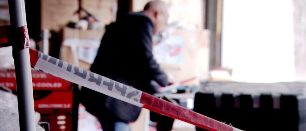 In der Karlsruher Südstadt ermittelt die Polizei in einem illegalen Warenlager für gefälschte Markenartikel der Camorra.