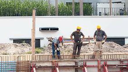 Achtung Baustelle! Wer in eine Straße mit Baulücken oder in ein Neubaugebiet zieht, der weiß, worauf er sich einlässt – und muss mit dem Getöse leben.