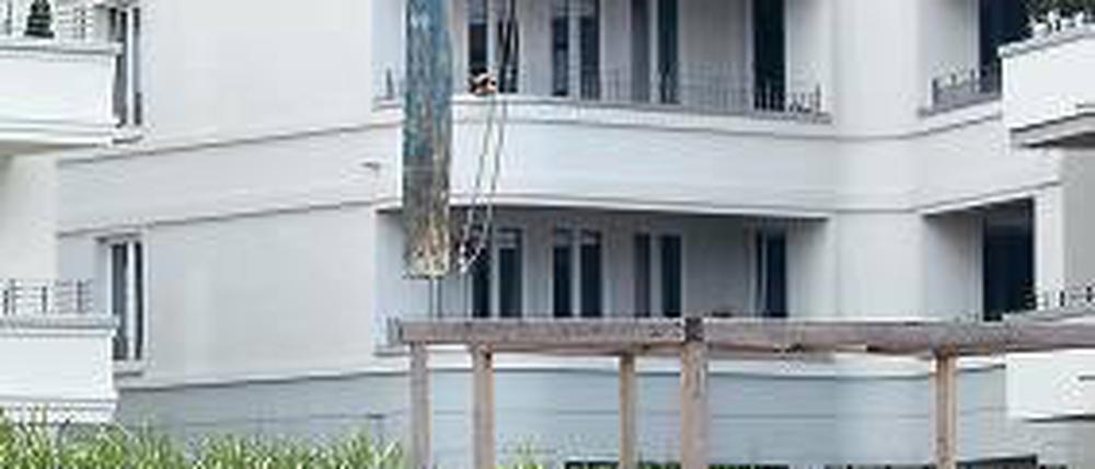 Achtung Baustelle! Wer in eine Straße mit Baulücken oder in ein Neubaugebiet zieht, der weiß, worauf er sich einlässt – und muss mit dem Getöse leben.