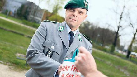 HELFER UND SAMMLER. Sven Herchet, 41, Hausmeister aus Spandau, ist seit 2008 jedes Jahr sechs Wochen lang für die Kriegsgräberfürsorge unterwegs. Dann zieht er seine Uniform an, die er als Reservesoldat besitzt.