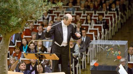 Ivan Fischer dirigiert seine gefiederten Solisten.