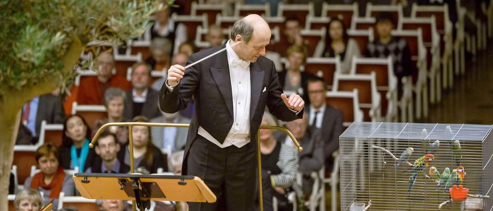 Ivan Fischer dirigiert seine gefiederten Solisten.
