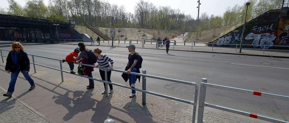 Rübermachen. An der Yorckstraße gibt es keine Verbindung zwischen den beiden Parks. Deswegen rennen die Menschen einfach über die Straße. 