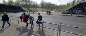 Rübermachen. An der Yorckstraße gibt es keine Verbindung zwischen den beiden Parks. Deswegen rennen die Menschen einfach über die Straße. 