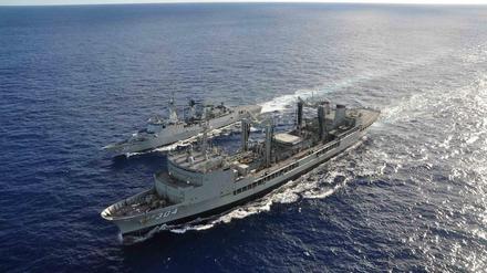 Schiffe der australischen Marine bei der Suche im Indischen Ozean.
