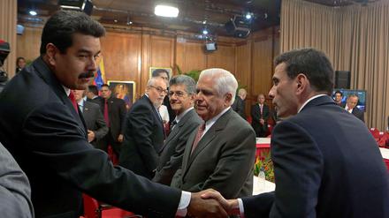 Handschlag. Venezuelas Präsident Nicolas Maduro (links) begrüßt Oppositionsführer Henrique Capriles vor dem Treffen im Präsidentenpalast am 10. April. 