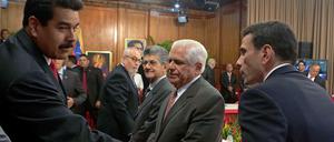 Handschlag. Venezuelas Präsident Nicolas Maduro (links) begrüßt Oppositionsführer Henrique Capriles vor dem Treffen im Präsidentenpalast am 10. April.