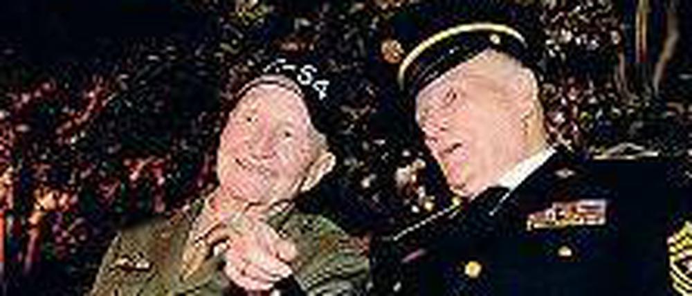 Wir Veteranen. Earl E. Albers (re.) und Luftbrücken-Pilot Gail Halvorsen bei einer Berlin-Veranstaltung 2010 an der Chapman University in Orange, Kalifornien. 