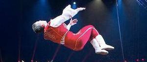 Mut am Gaul. Damit der Rückwärtssalto von einem Pferd zum anderen klappt, müssen beide Tiere konsequent im gleichen Tempo laufen. Hier ein Schnappschuss von der erfolgreichen Show der Berolina-Truppe beim Zirkusfestival 2014 in Monte Carlo. 