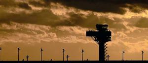 Laterne, Laterne. Die Beleuchtung auf dem BER ist bereits intakt. Und weil auch keine Flugzeuge stören, steht dem nächtlichen Laufvergnügen nichts im Wege.