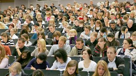 Studierende im Hörsaal.