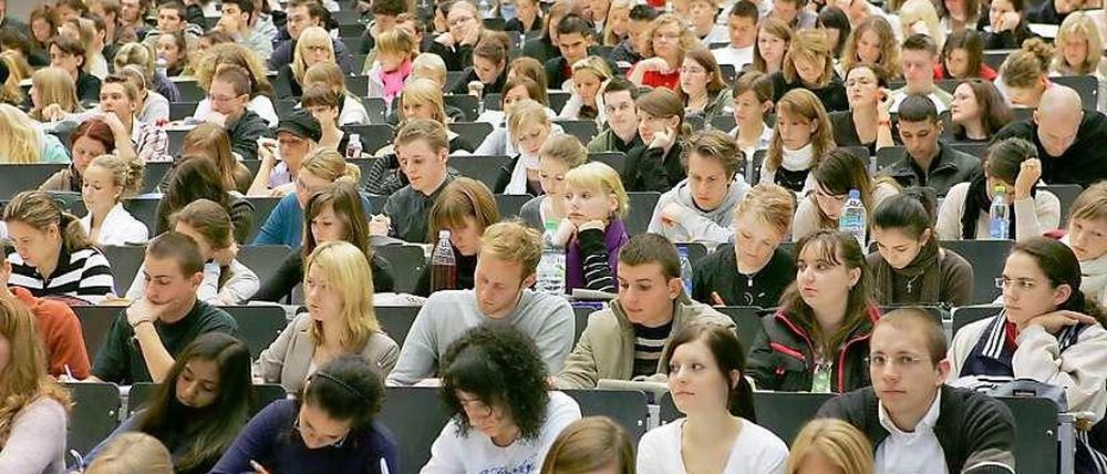 Studierende im Hörsaal.