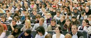 Studierende im Hörsaal.