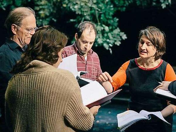 Christine Umpfenbach (Mitte) bei der Arbeit. Links die Schauspieler Demet Gül, Paul Wolff-Plottegg und Gunther Eckes.