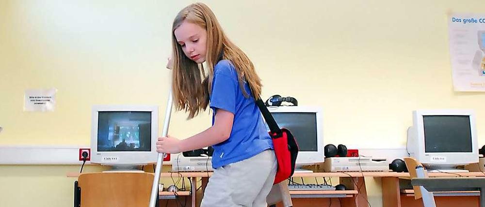 Viele Schulen werden so selten geputzt, dass die Schüler selbst mit anpacken müssten, wenn sie einen sauberen Klassenraum haben wollten. Unsere Kinderreporterin Sonja hat mal ausprobiert, wie das geht.