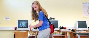 Viele Schulen werden so selten geputzt, dass die Schüler selbst mit anpacken müssten, wenn sie einen sauberen Klassenraum haben wollten. Unsere Kinderreporterin Sonja hat mal ausprobiert, wie das geht.