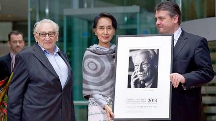 Preisverleihung: Die SPD hat am Freitag Birmas Oppositionsführerin Aung San Suu Kyi mit dem Internationalen Willy-Brandt-Preis ausgezeichnet. SPD-Chef Gabriel übergab den Preis - mit dabei: Egon Bahr, alter SPD-Kämpe.