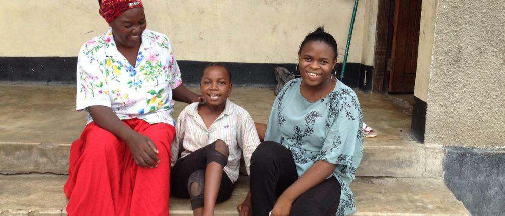 Rebecca Opetsi (rechts) mit Joyce (Mitte) und deren Großmutter