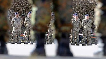 Neue Diskussion über Aufstellung der Bundeswehr. Die SPD fordert eine Überprüfung der Entscheidungen darüber, welche Kaserne geschlossen werden soll und welche nicht.