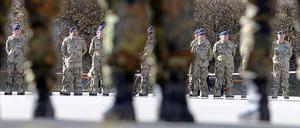 Neue Diskussion über Aufstellung der Bundeswehr. Die SPD fordert eine Überprüfung der Entscheidungen darüber, welche Kaserne geschlossen werden soll und welche nicht.