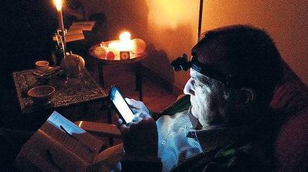 Kerzenlicht und Kopflampe. Unser Korrespondent in Kairo.