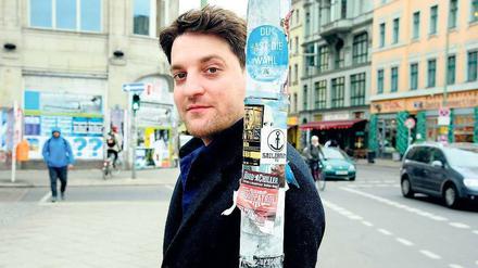 Fremder in einer fremden Welt. Der syrische Arzt Wassim K. floh vor dem Bürgerkrieg nach Berlin. Über das Telefon versucht er von hier aus, seinen Bruder zu finden. 