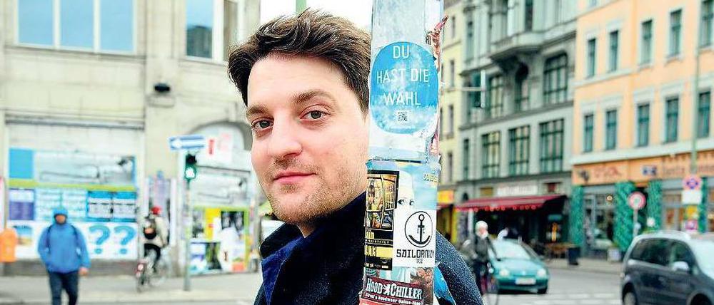 Fremder in einer fremden Welt. Der syrische Arzt Wassim K. floh vor dem Bürgerkrieg nach Berlin. Über das Telefon versucht er von hier aus, seinen Bruder zu finden. 