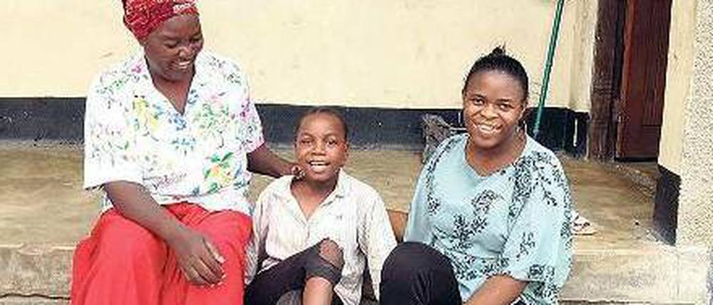 Rebecca Opetsi (rechts) mit dem Mädchen Joyce und deren Großmutter. 