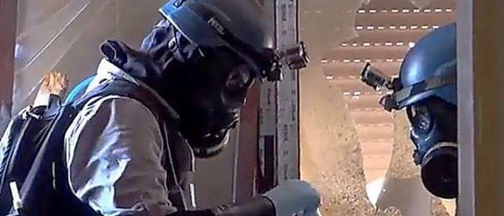 UN-Mitarbeiter suchen nach Giftgas-Spuren nahe der syrischen Hauptstadt Damaskus.