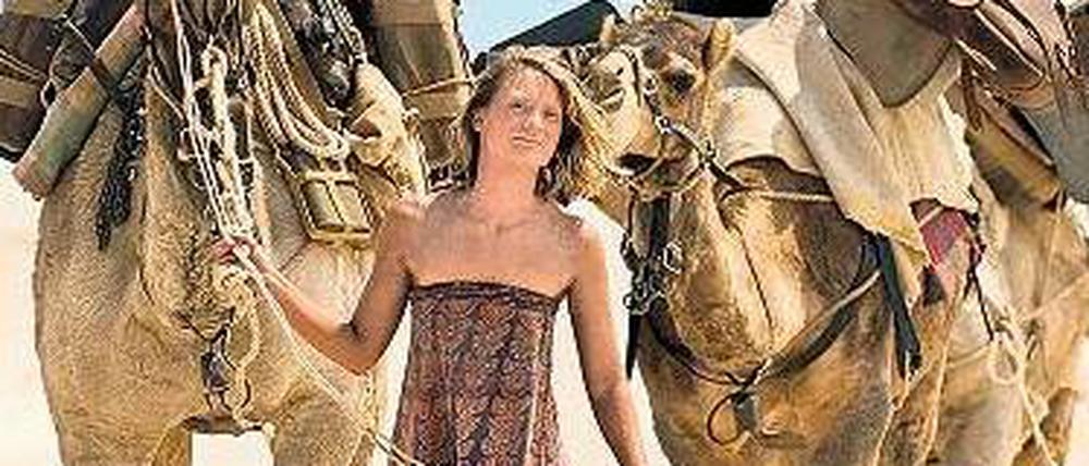 Der Film basiert auf einer wahren Geschichte. Mia Wasikowska ist Robyn Davidson, die 1977 allein durch die australische Wüste lief.. 