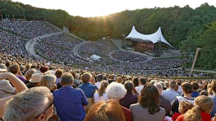 Berlins größtes Zeltlager. Die Waldbühne stammt aus den 1930ern. Das charakteristische Bühnendach erhielt sie erst viel später.